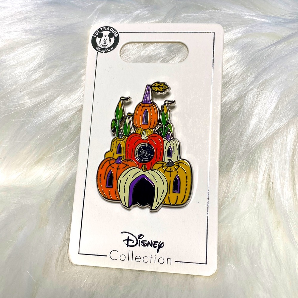 Pumpkin castle Disney pin